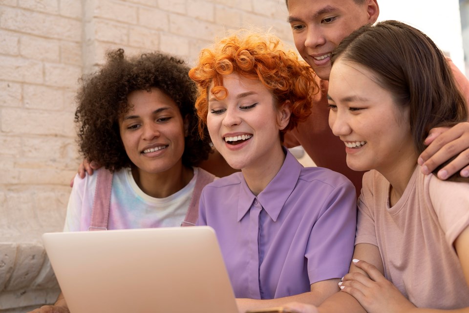close-up-smiley-friends-with-laptop