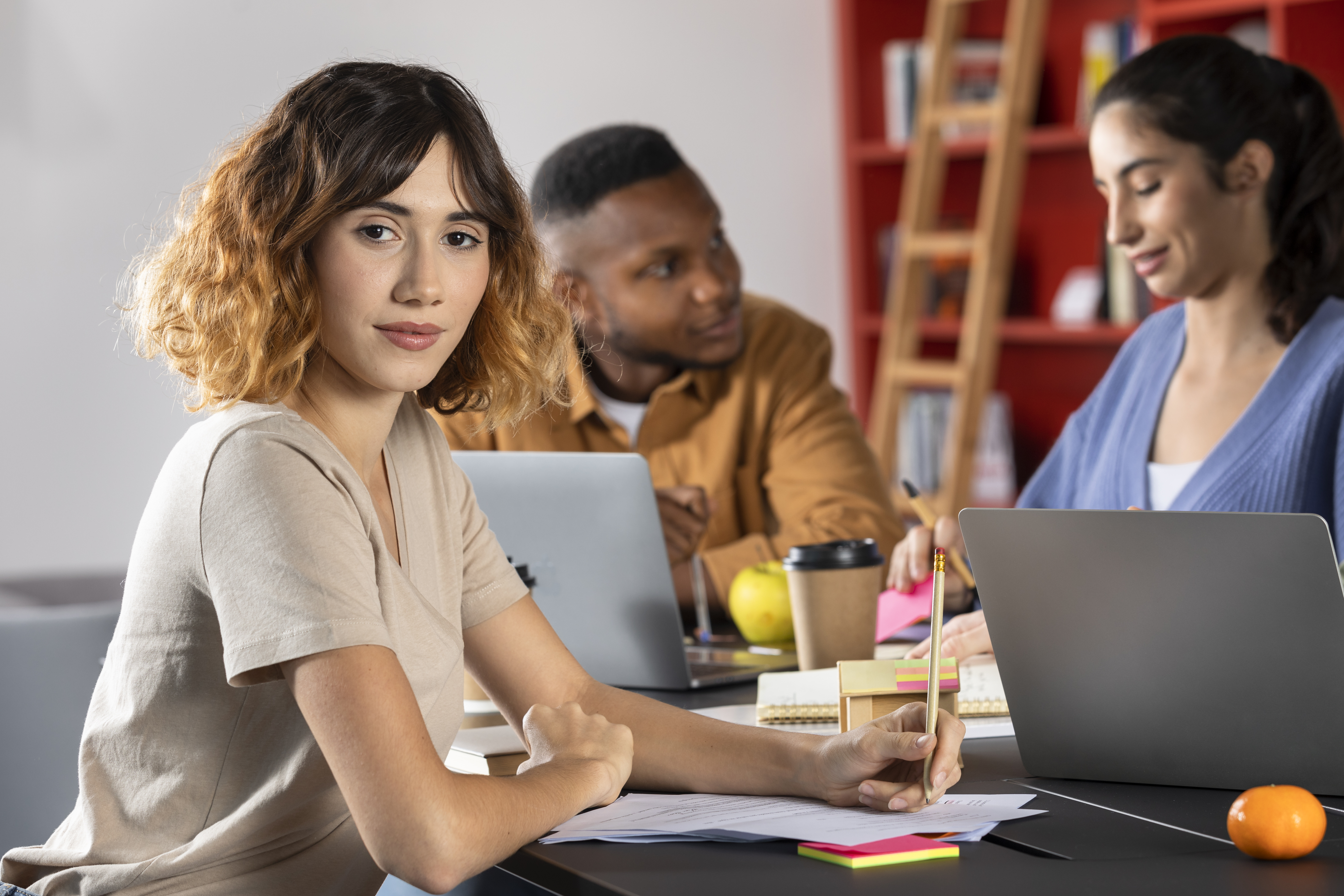 jovens-adultos-estudando-juntos-durante-a-sessao-de-estudo