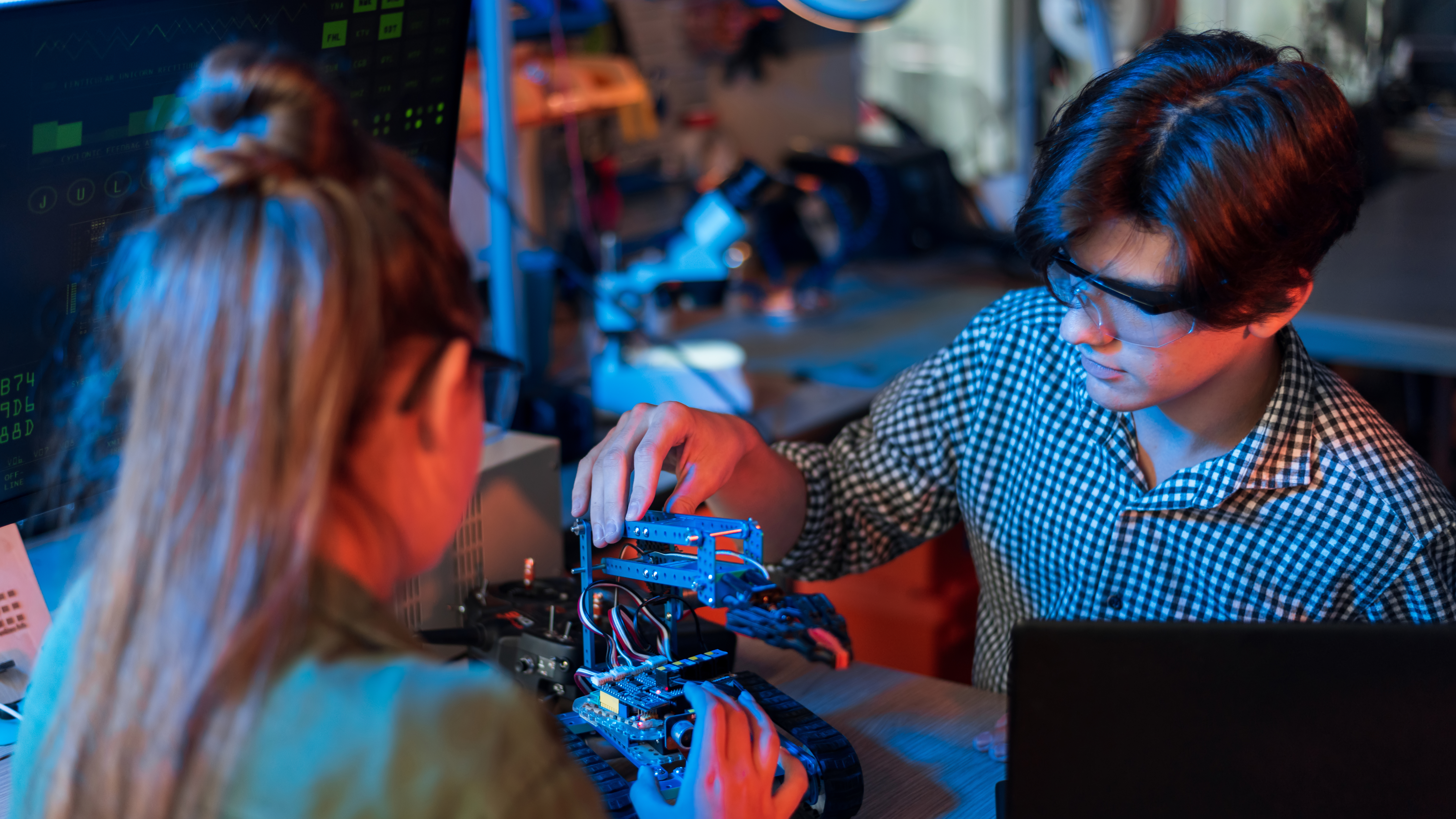 adolescentes-fazendo-experimentos-em-robotica-em-um-laboratorio-menino-e-menina-em-oculos-de-protecao-trabalhando|||Fotógrafo:divulgação