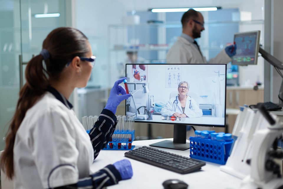 biologist-researcher-woman-holding-blood-test-tube-in-hands-discussing-medical-vaccine|||Fotógrafo:Divulgação/Freepik