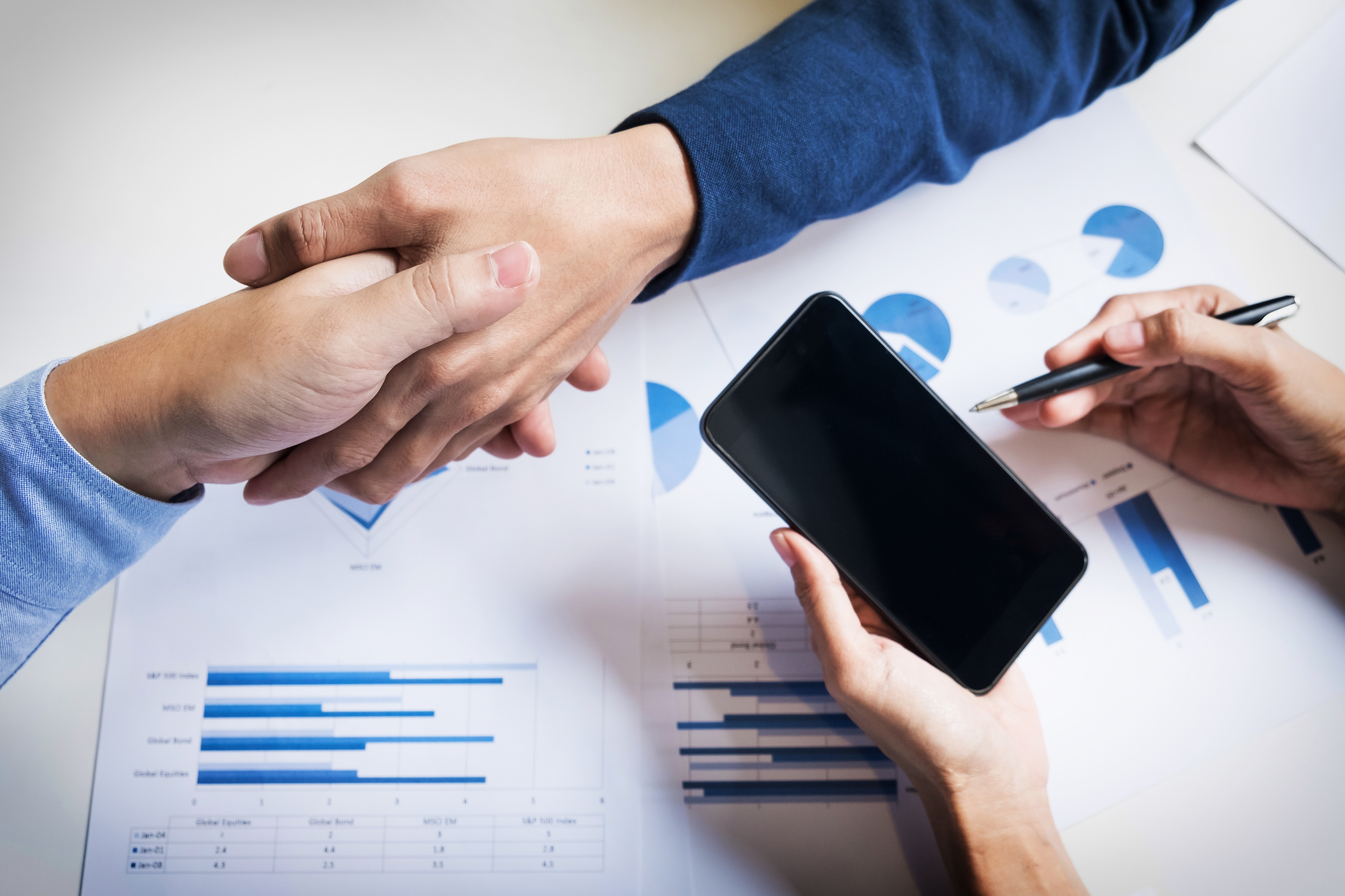 business-handshake-of-two-men-demonstrating-their-agreement-to-sign-agreement-or-contract-between-their-firms-companies-enterprises|||Fotógrafo:Divulgação/Freepik