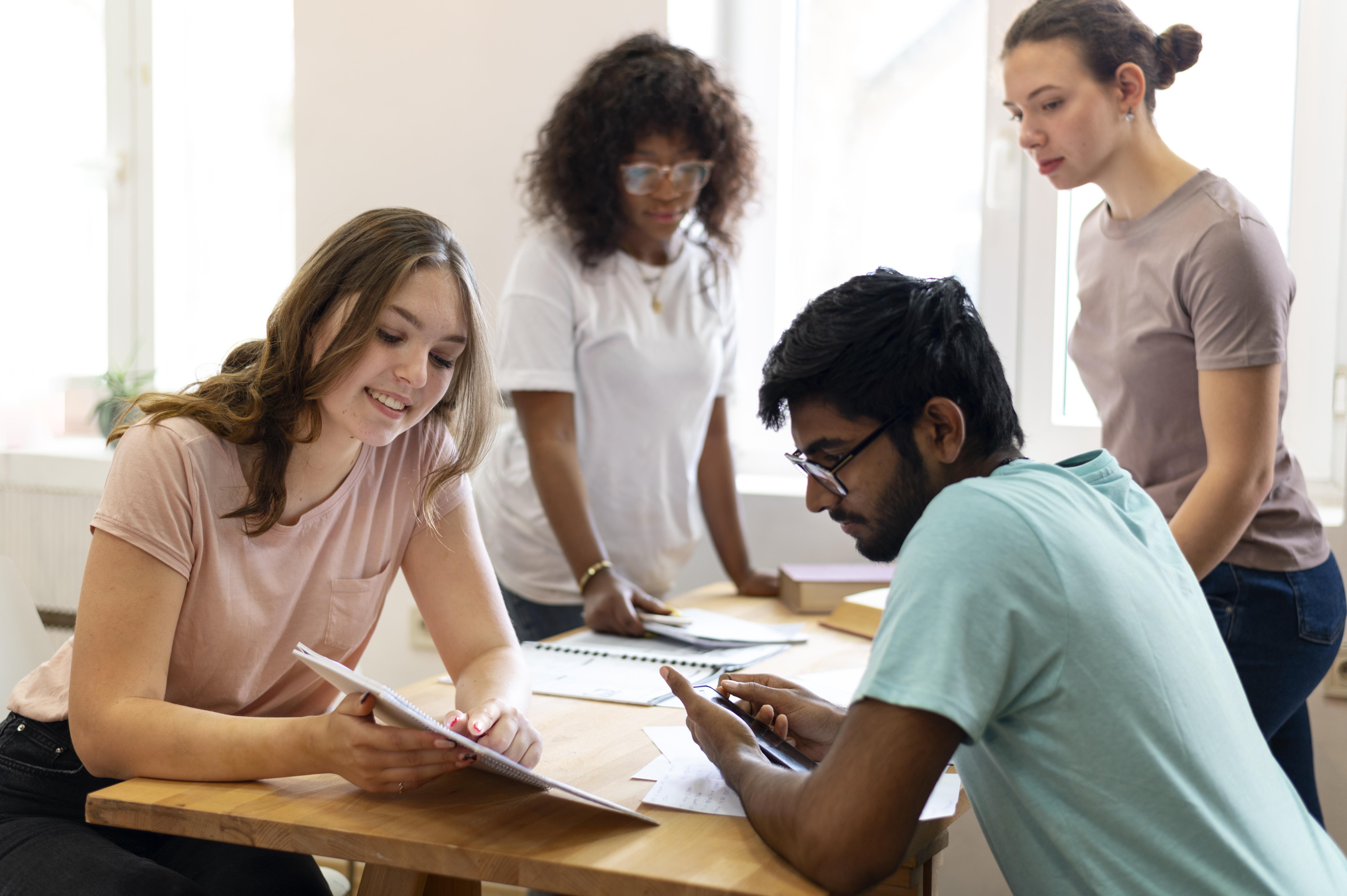 colegas-de-faculdade-estudando-juntos