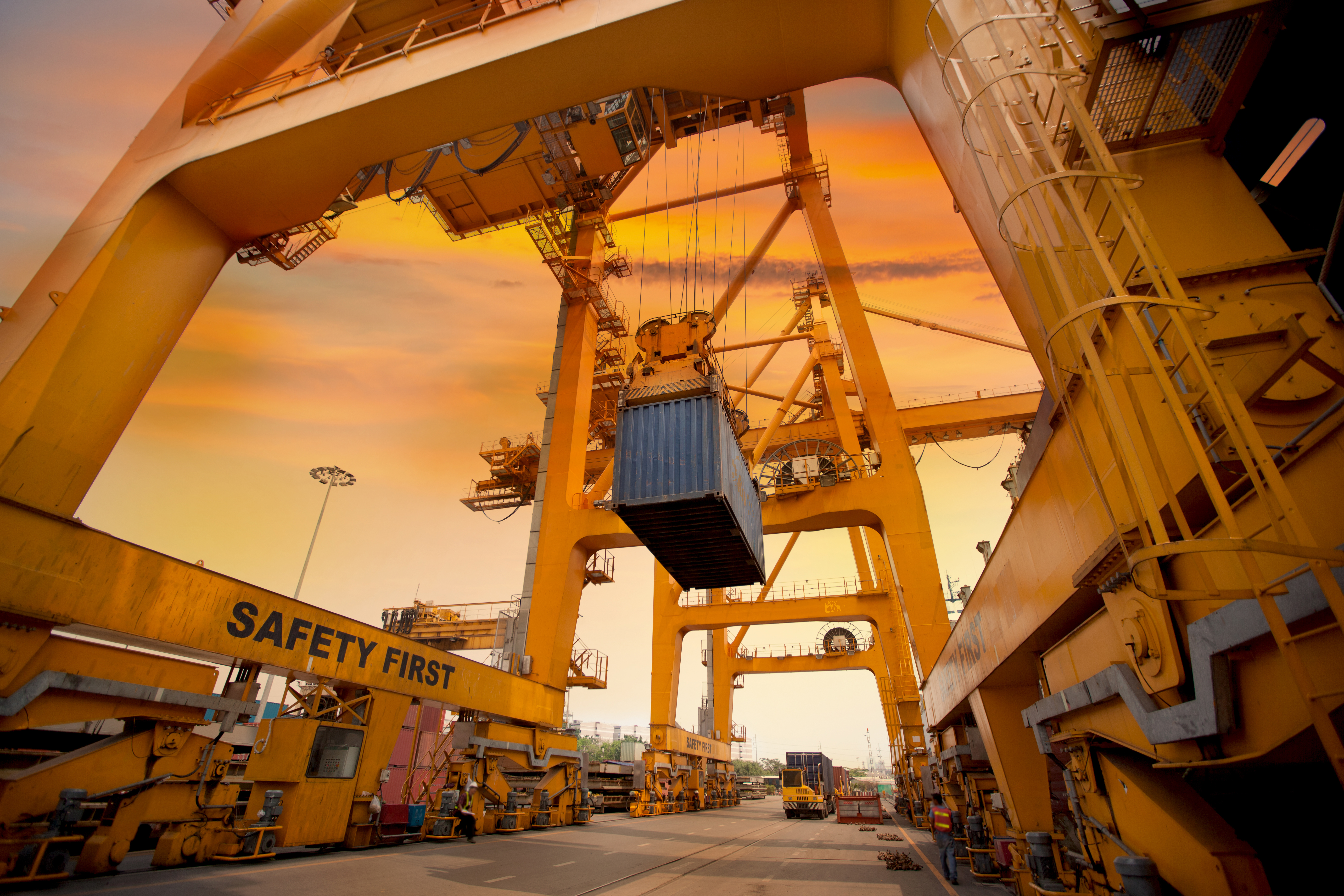container-operation-in-port-series|||Fotógrafo:Divulgação/Freepik